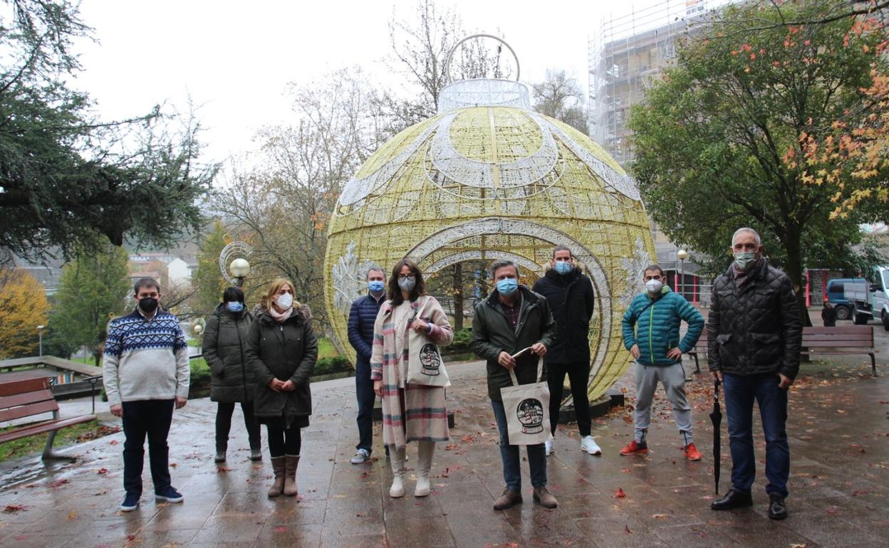 José Antonio Santano, Juncal Eizaguirre y Ander Sarratea, con representantes de las asociaciones de comercio y hostelería de la ciudad. 