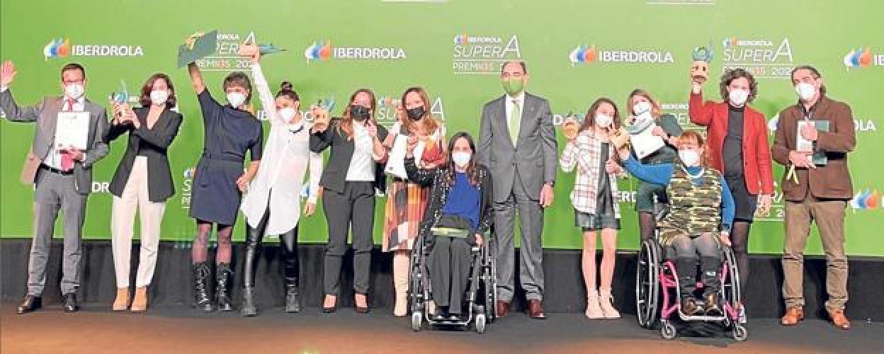 Los galardonados ayer en Madrid, con Iñigo Olaizola, a la izquierda, y el presidente de Iberdrola, Ignacio Sánchez Galán, en el centro.