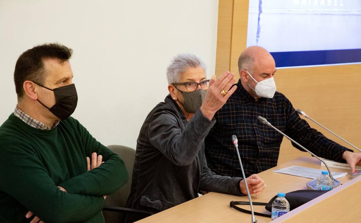 Maixabel Lasa, flanqueda por Iñaki García Arrizabalaga y Joxean Fernández. 