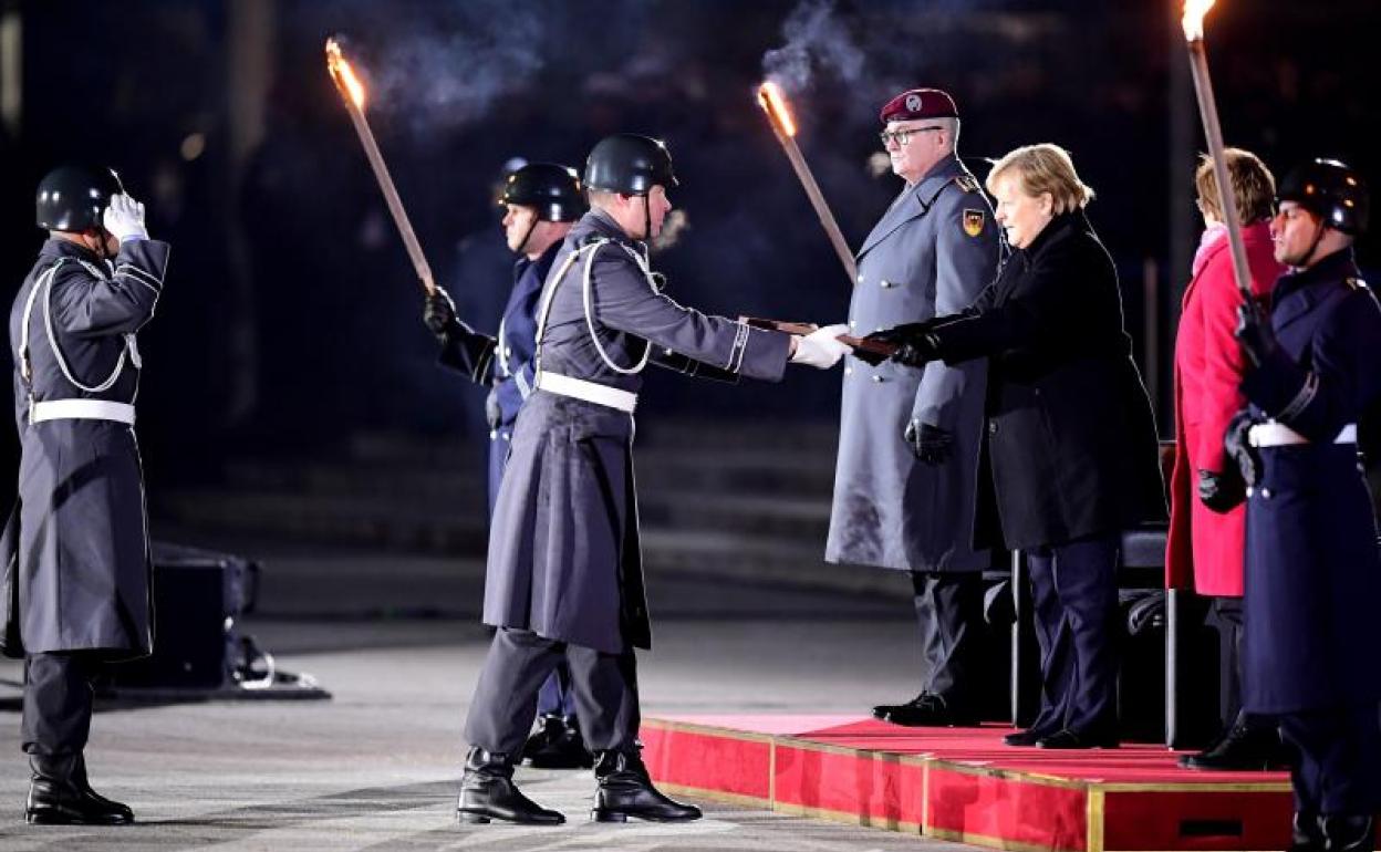 La canciller alemana, Ángela Merkel, durante la despedida militar. 