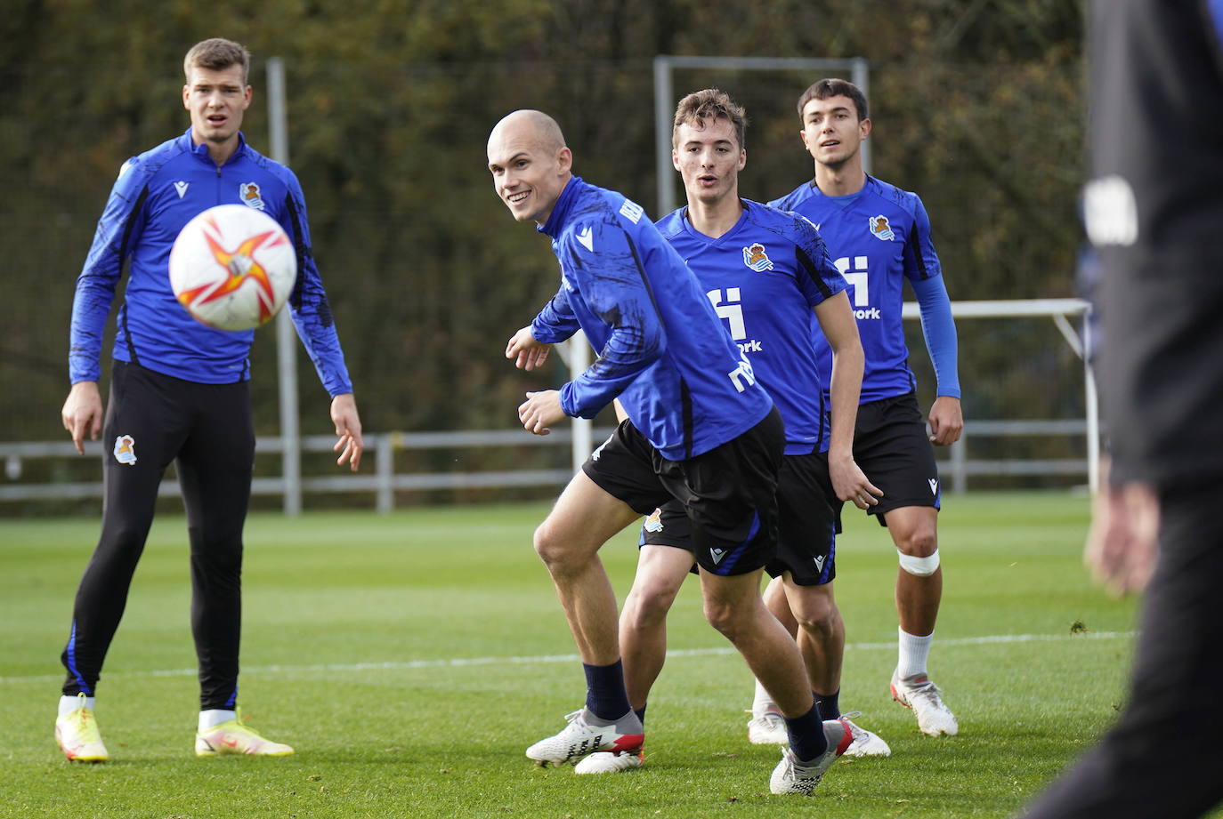 Guridi persigue un balón durante un entrenamiento en Zubieta.