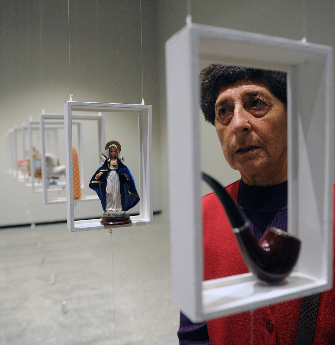 Esther Ferrer posa en el Artium de Gasteiz junto a algunas de las obras que componen una de sus exposiciones en 2011.