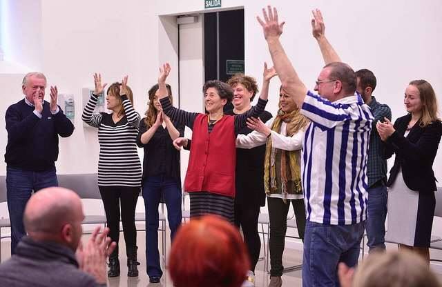 Esther Ferrer participa junto a otras personas en el performance 'Os voy a contar mi vida' en Tabakalera con motivo de Donostia 2016.