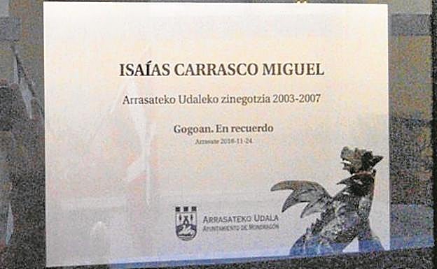 24 de noviembre de 2018 El Ayuntamiento homenajeó por primera vez a Carrasco hace tres años e inauguró una placa con la inscripción «En recuerdo».