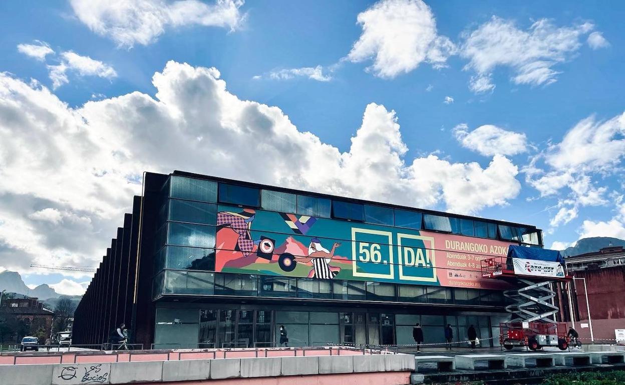 Barruan zein kanpoaldean, Landako Gunea atontzen ari diren atzo.