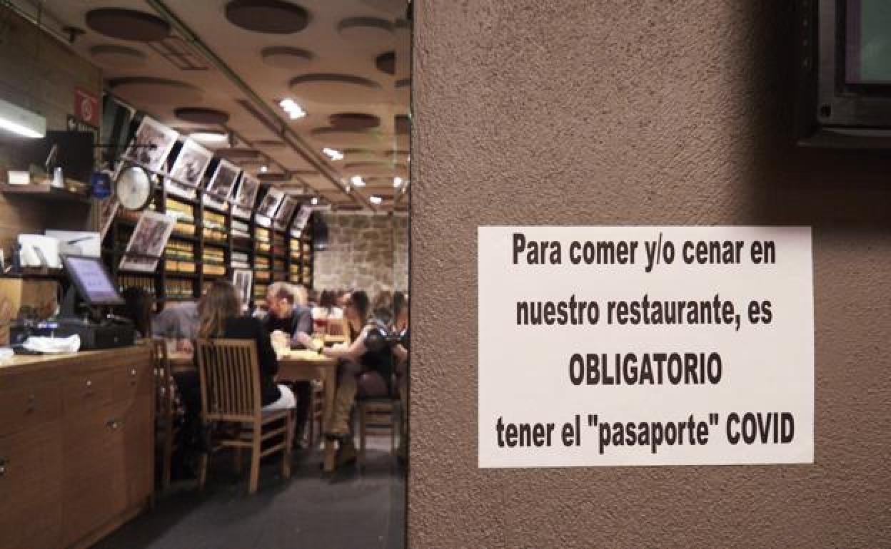 Cartel en un bar de Pamplona, donde ya se exige el pasaporte Covid.