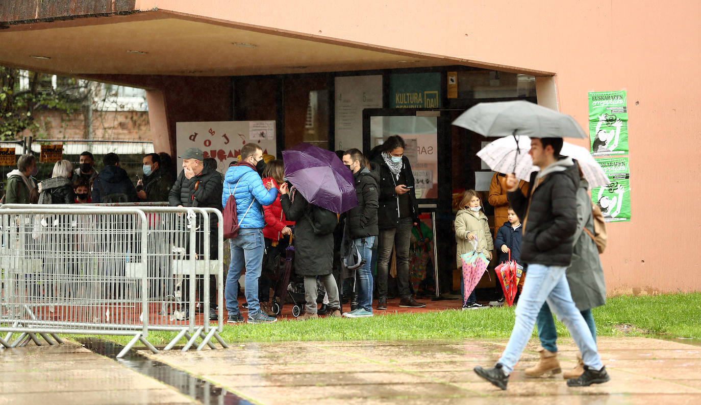 Ordu eta erdiko tartea daukate bisitariek Landako Guneko erakusmahaieko eskaintza ikusteko.