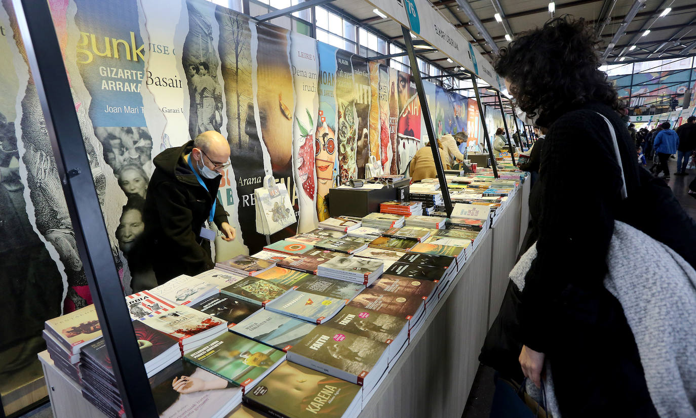 La Azoka presencial cuenta con distintas limitaciones para acceder a sus espacios, incluida la cita previa