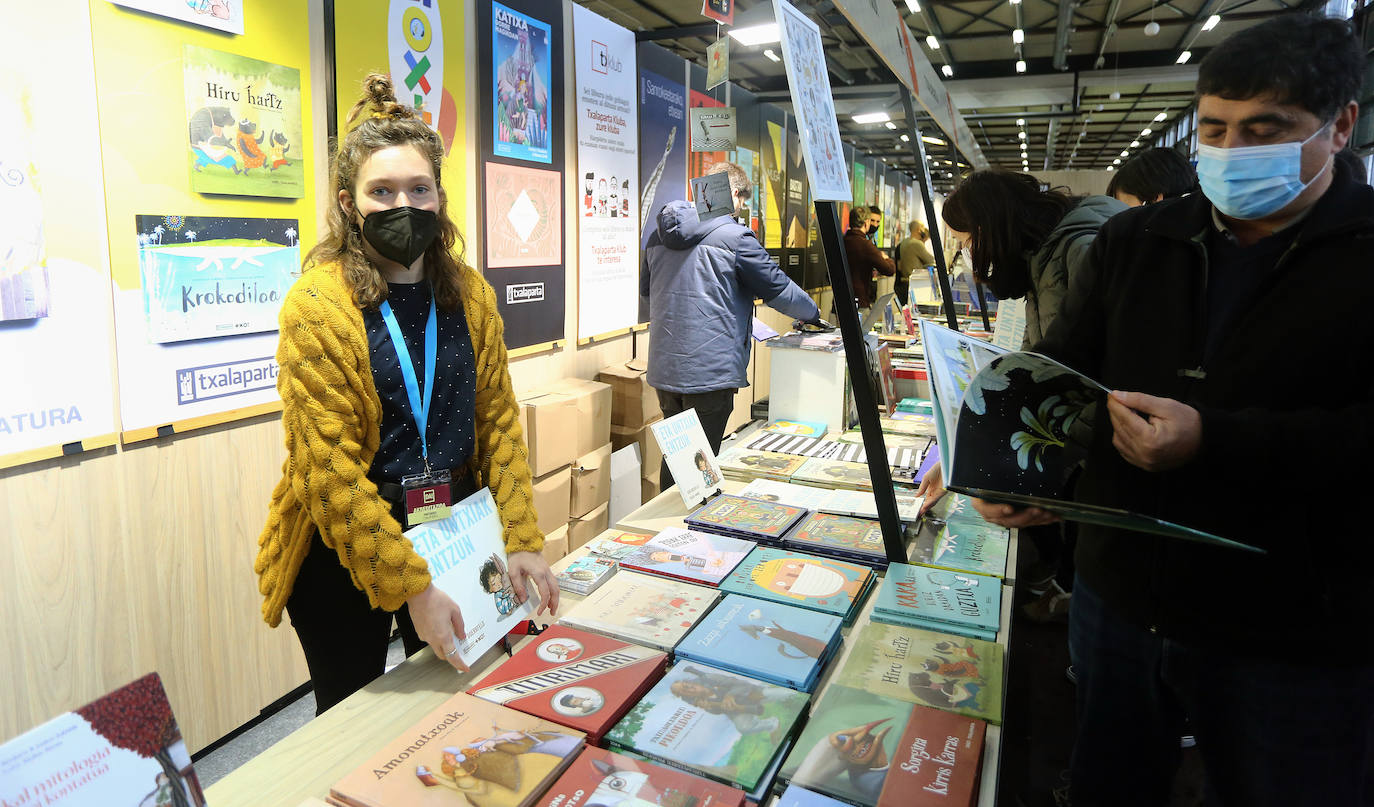 Txalaparta argitaletxeak paratu duen erakusmahai luzean, Garazi Arrula editorea.