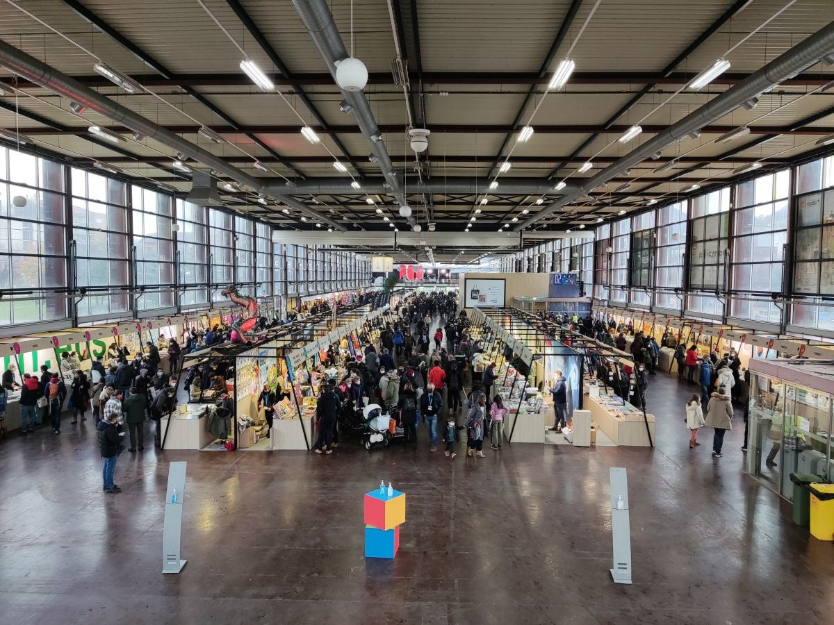 Ordu eta erdiko tartea daukate bisitariek Landako Guneko erakusmahaietako eskaintza ikusteko.