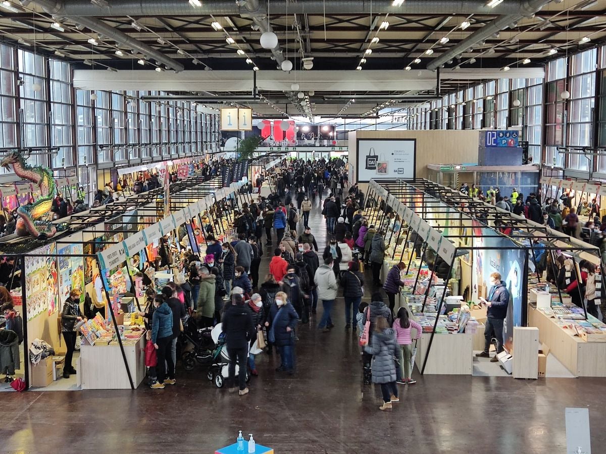 Ordu eta erdiko tartea daukate bisitariek Landako Guneko erakusmahaietako eskaintza ikusteko.