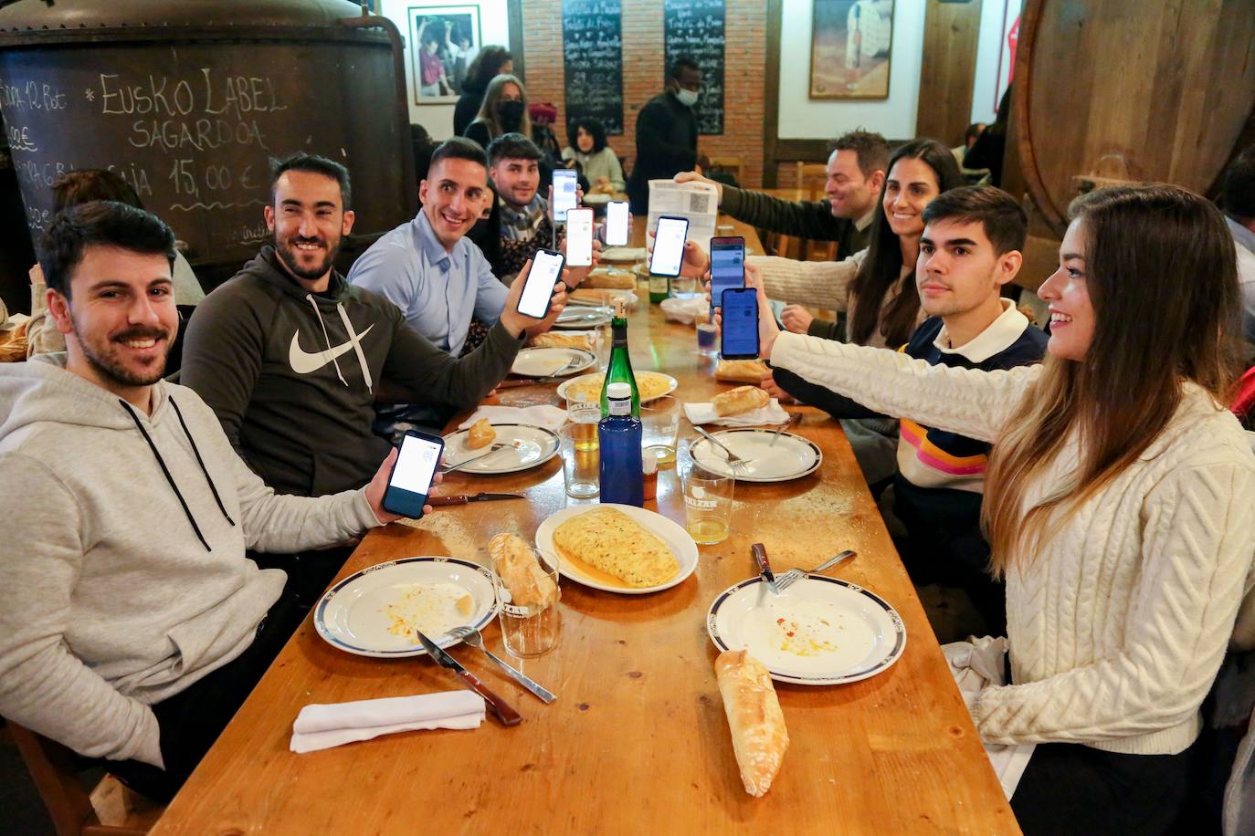 Fotos: Primer día del pasaporte Covid en los restaurantes de Euskadi