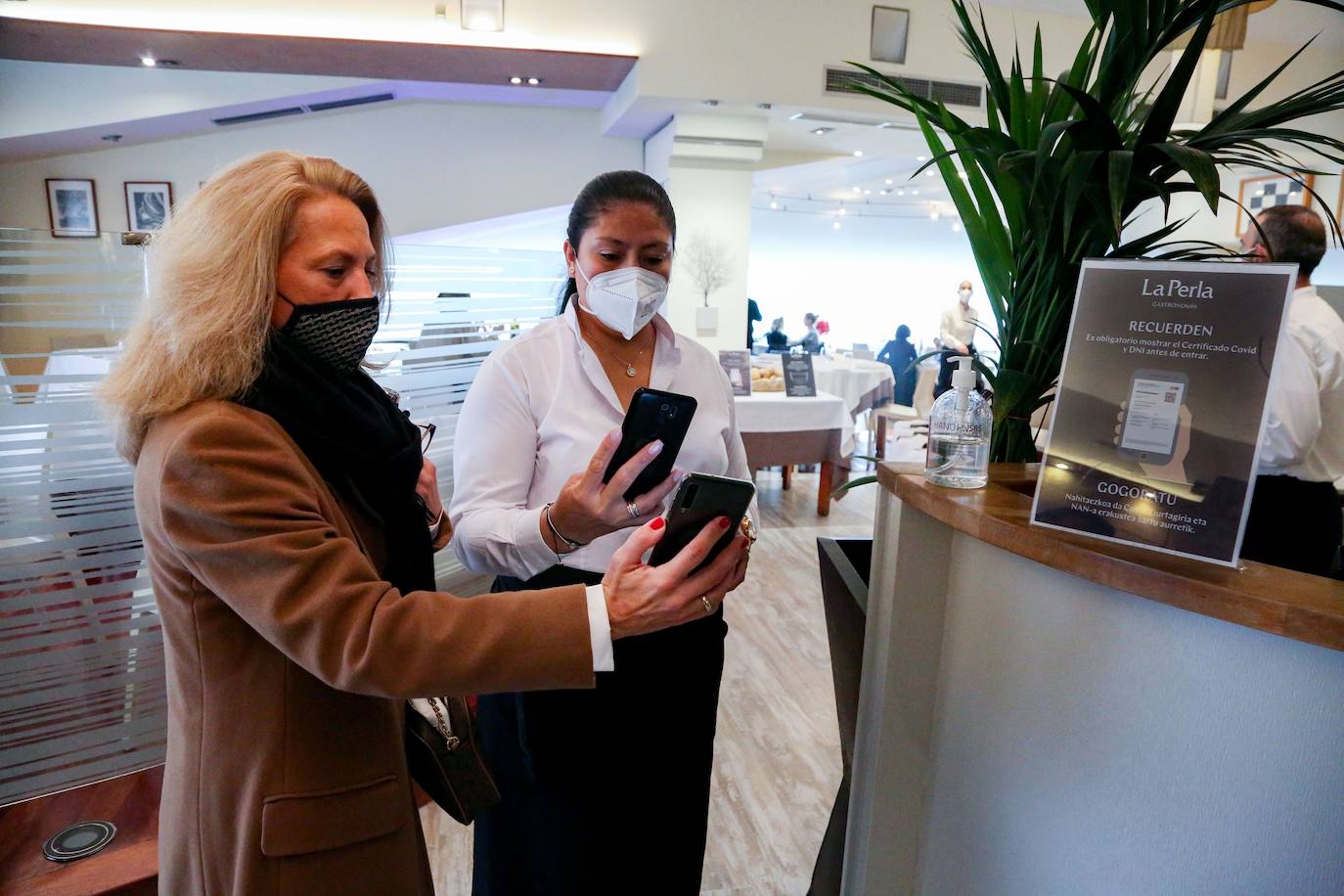 Fotos: Primer día del pasaporte Covid en los restaurantes de Euskadi