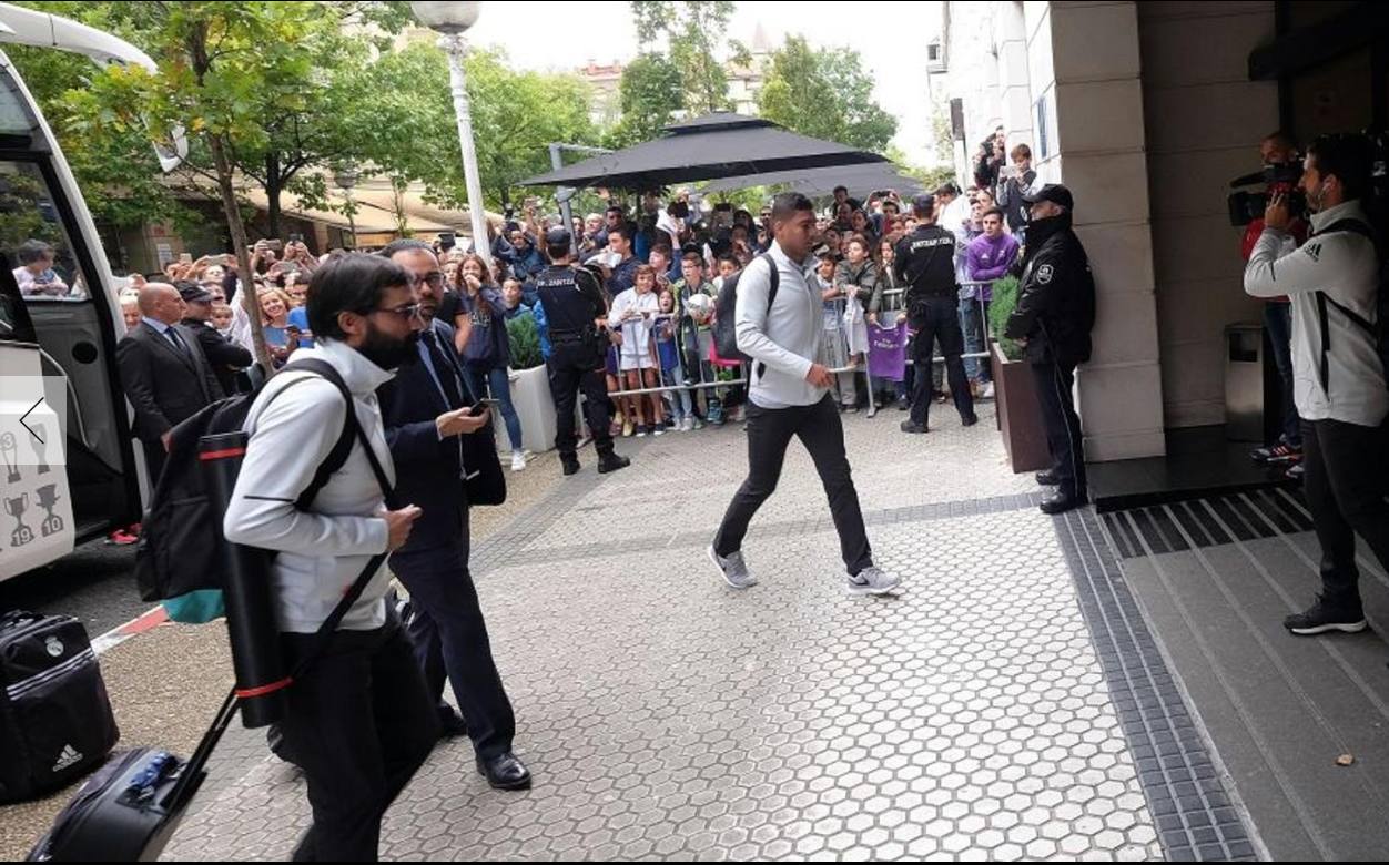 Casemiro, a asu llegada al hotel en un enfrentamiento previo a la Real Sociedad. 