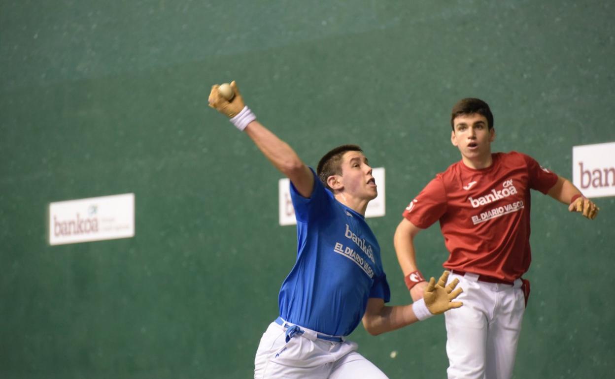 Unai Alberdi entra de volea ante Ander Murua en una semifinal del Torneo Bankoa-DV de 2018 . 