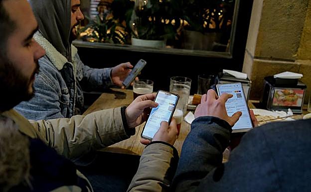 Galería. Primer día del pasaporte covid en Euskadi.