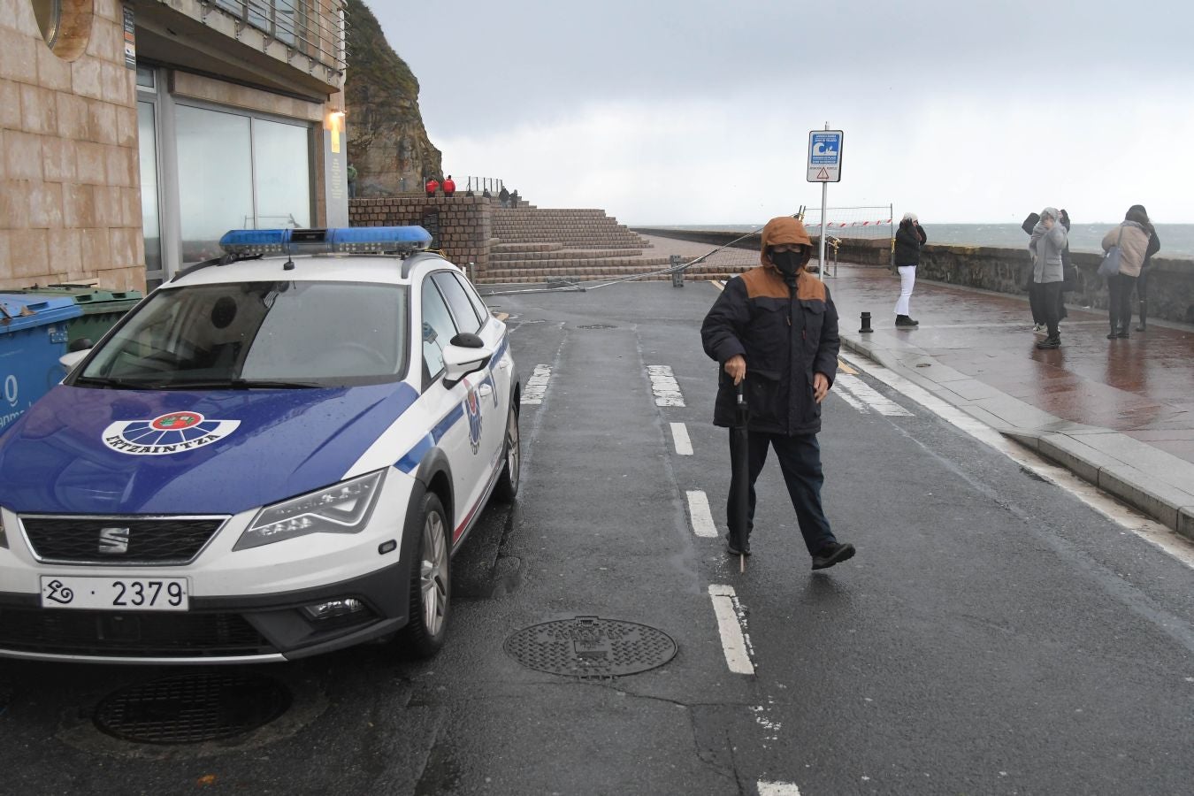 Contenedores volcados, árboles caídos... el temporal se está dejando sentir con fuerza en el territorio en las últimas horas