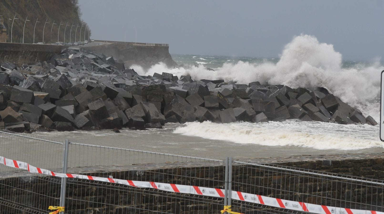 Contenedores volcados, árboles caídos... el temporal se está dejando sentir con fuerza en el territorio en las últimas horas