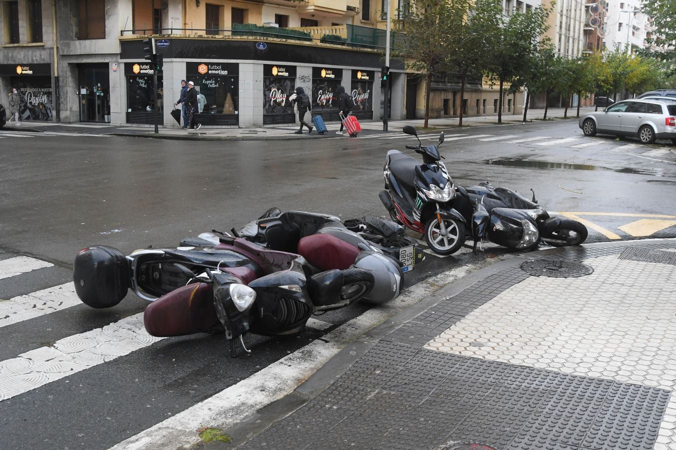Contenedores volcados, árboles caídos... el temporal se está dejando sentir con fuerza en el territorio en las últimas horas
