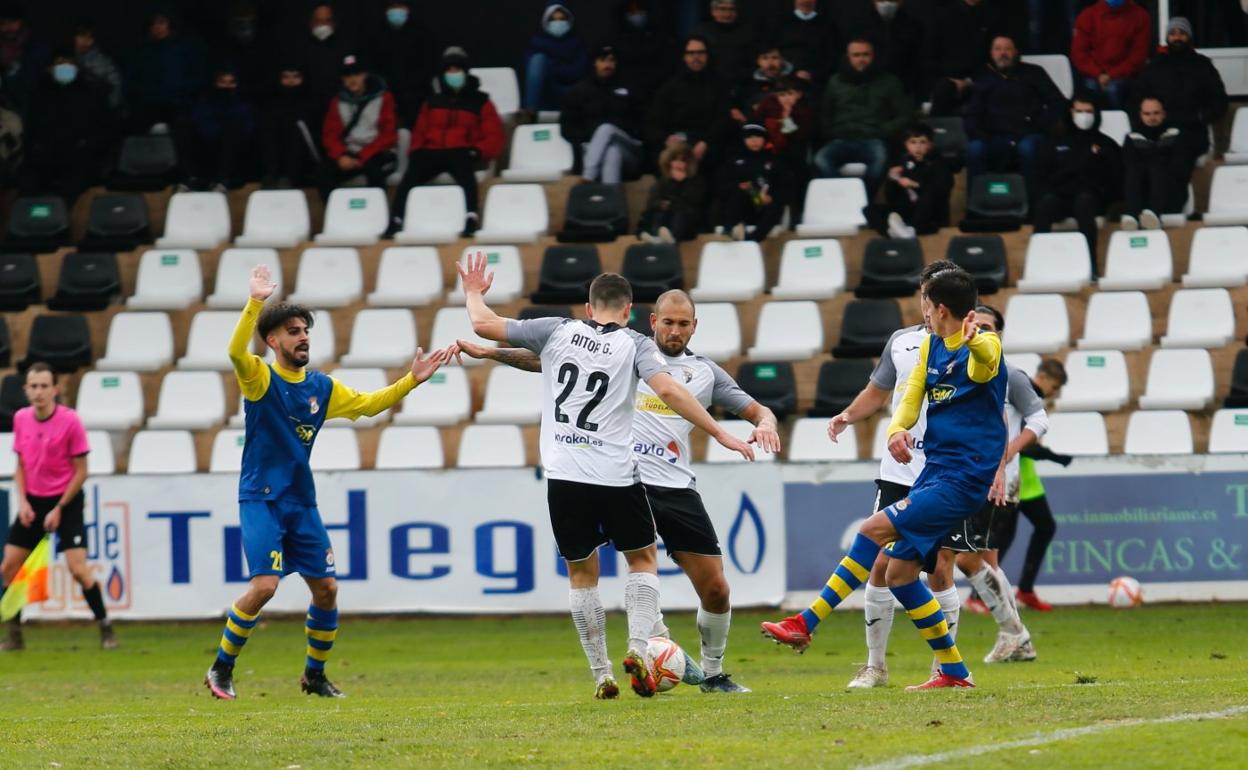 Dos jugadores unionistas tratan de robar el balón a dos locales. 