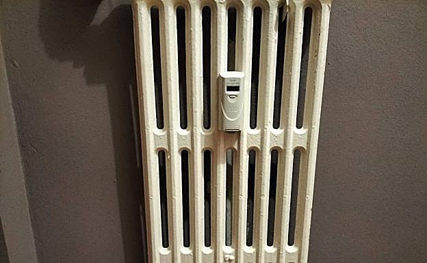 Un radiador antiguo con un repartidor de costes recién instalado, en un edificio de viviendas de Donostia. 