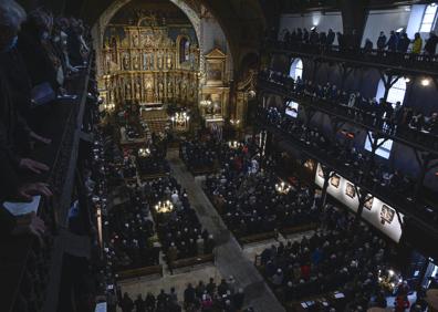 Imagen secundaria 1 - La iglesia repleta de personas para despedir a Panpi Ladutxe. 