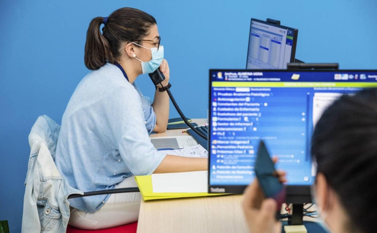 Una rastreadora llama a los contactos de un nuevo positivo.