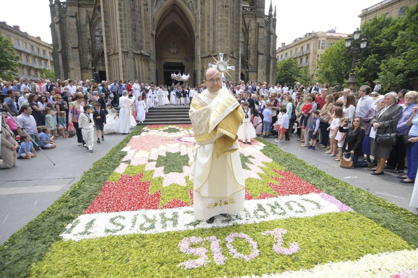 Celebración del Corpus Christi en Donostia sobre un manto de flores a las puertas de la catedral del Buen Pastor en 2015