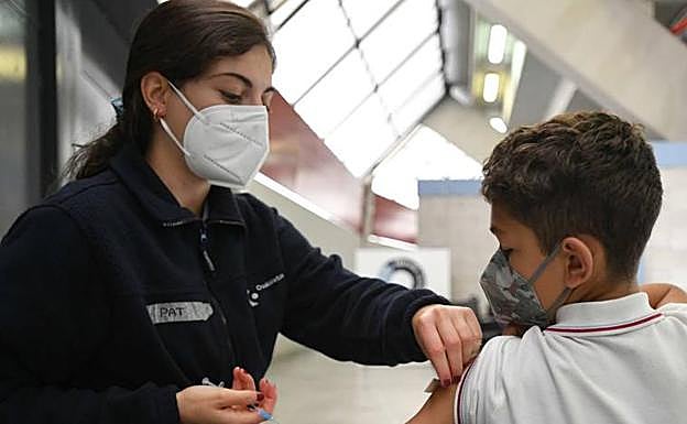 Un niño recibe la vacuna contra el coronavirus unos meses atrás en Illunbe.