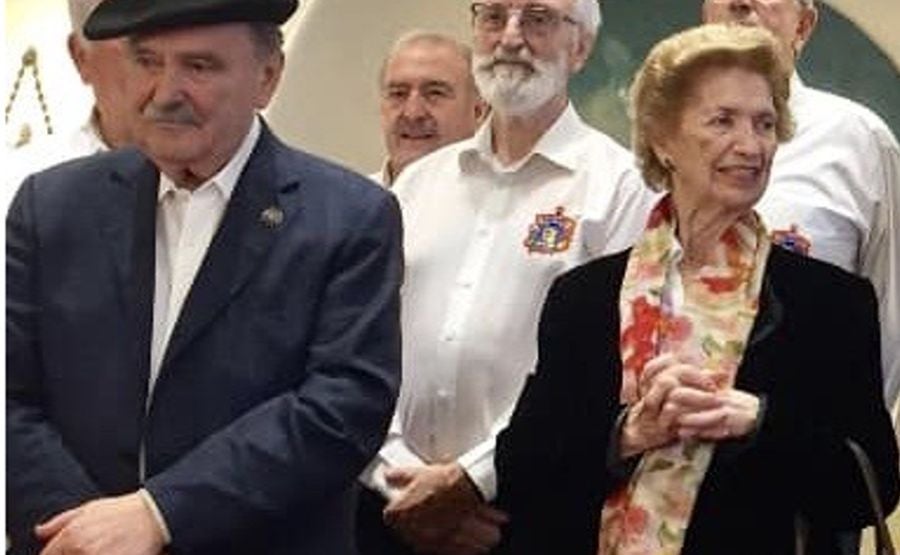 Luis Irizar junto a su esposa Virginia Alzugaray en uno de los homenajes recibidos en Donostia.