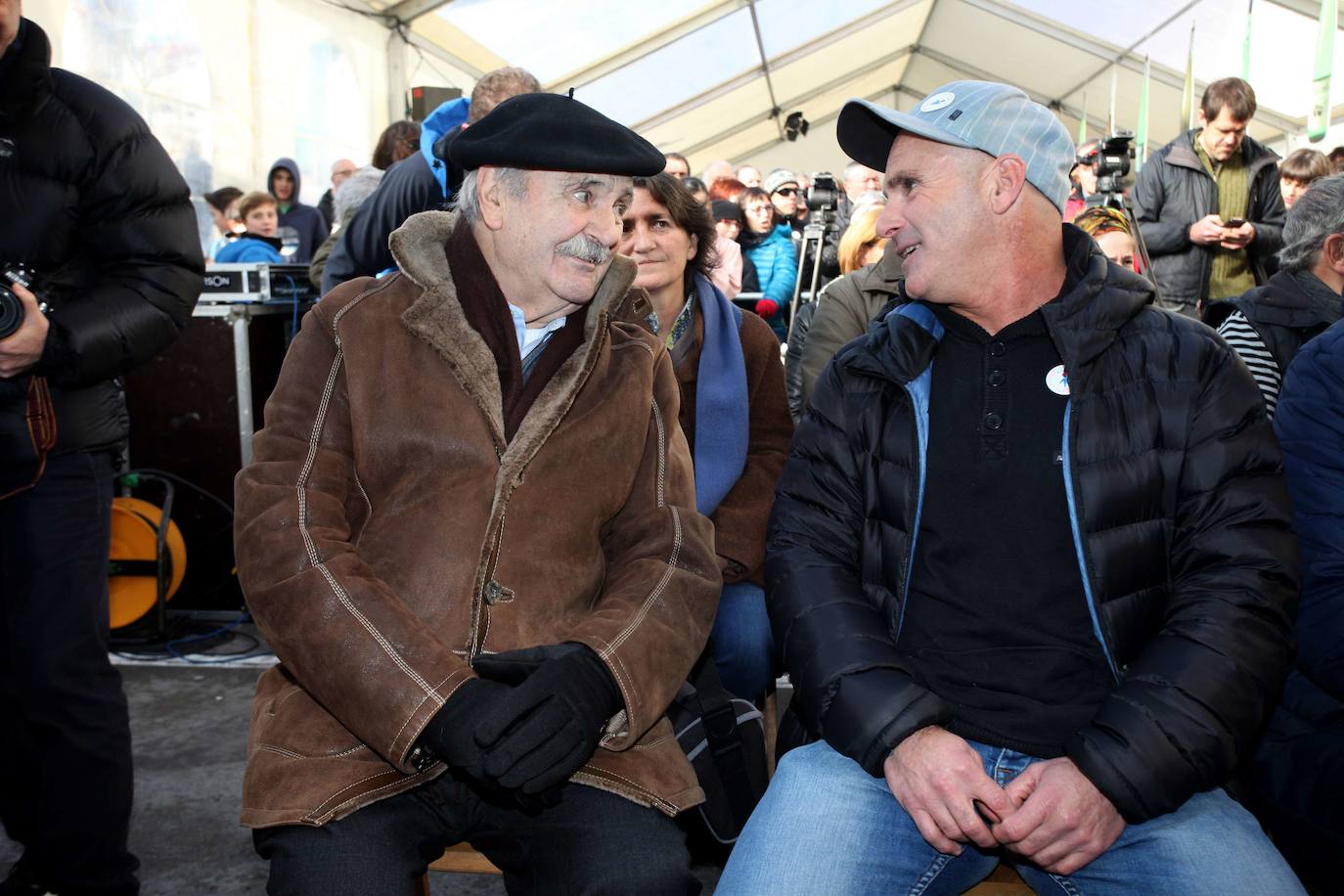 Luis Irizar, junto al surfista Aitor Francesena el día de San Anton de 2017 en Getaria