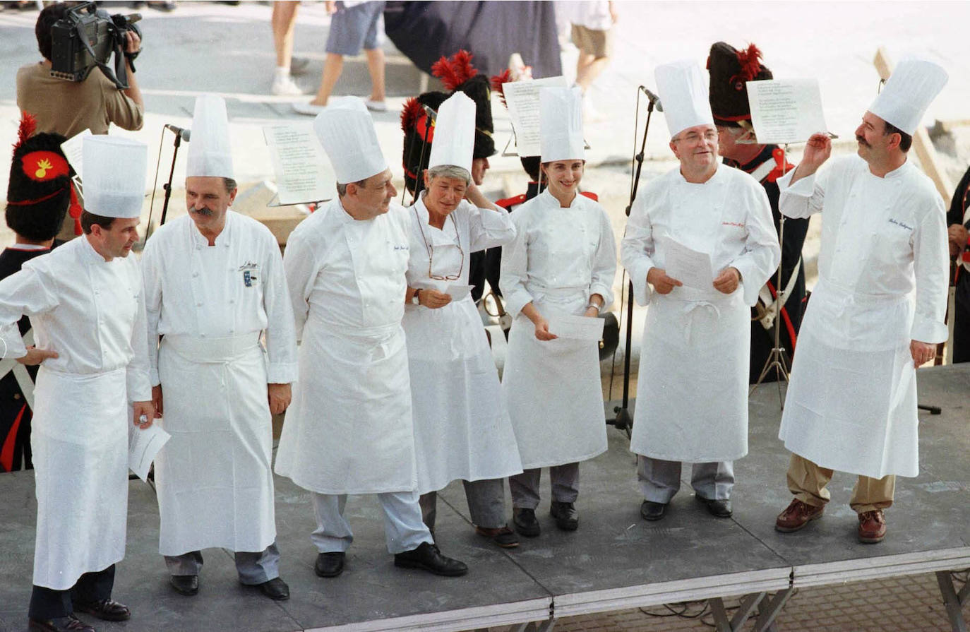 Luis Irizar cantando el 'Artillero' tras el chupinazo de la Semana Grande de Donostia junto a Martin Berasategi, Jose Juan Castillo, Tatus Fombellida, Elena y Juan Mari Arzak y Pedro Subijana