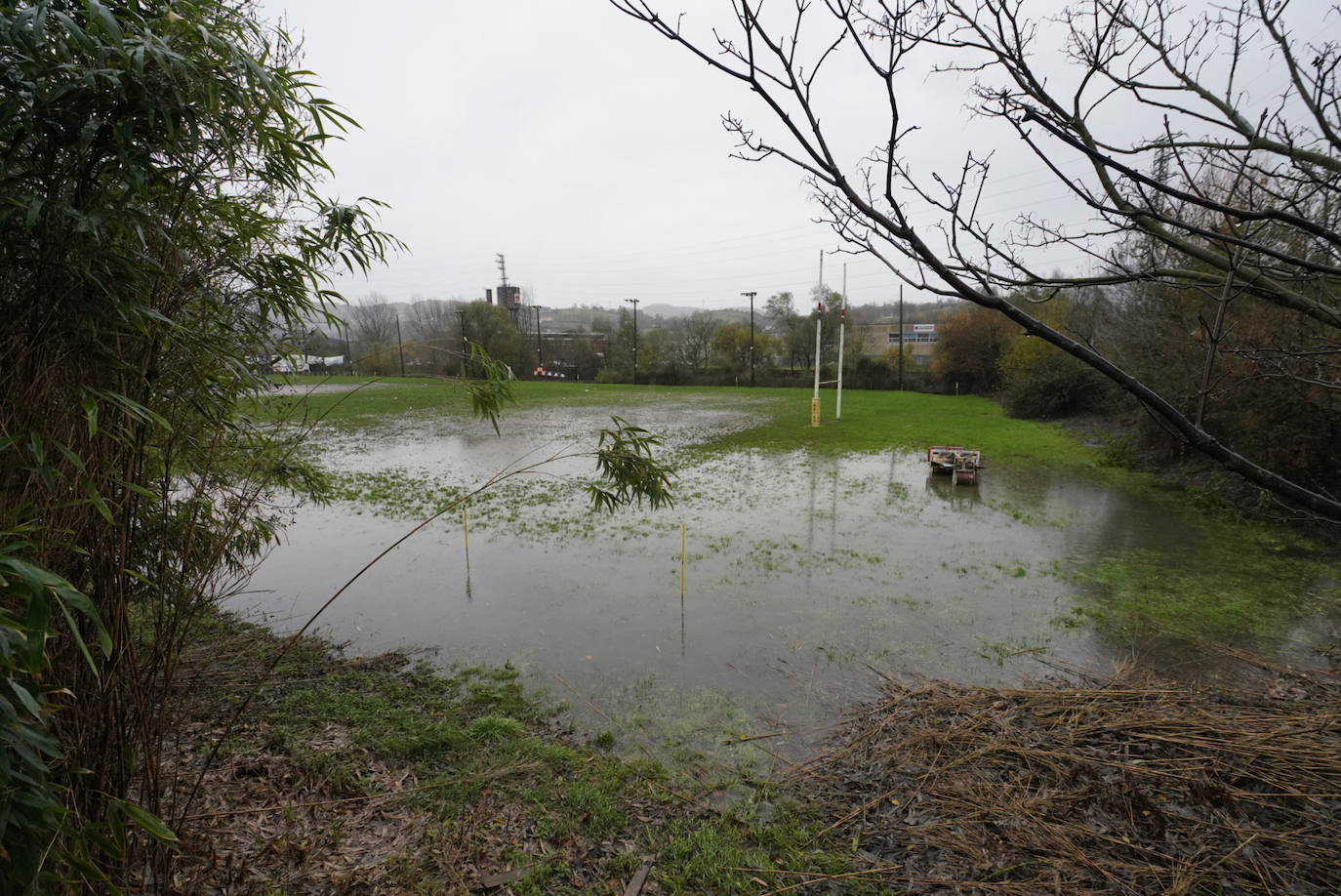 El campo de rugby de Hernani, inundado una vez más. 