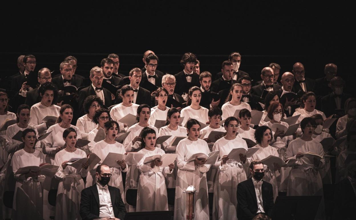 Imagen del Orfeón Donostiarra, sin mascarillas, en su concierto de París con la Orquesta de Toulouse. 