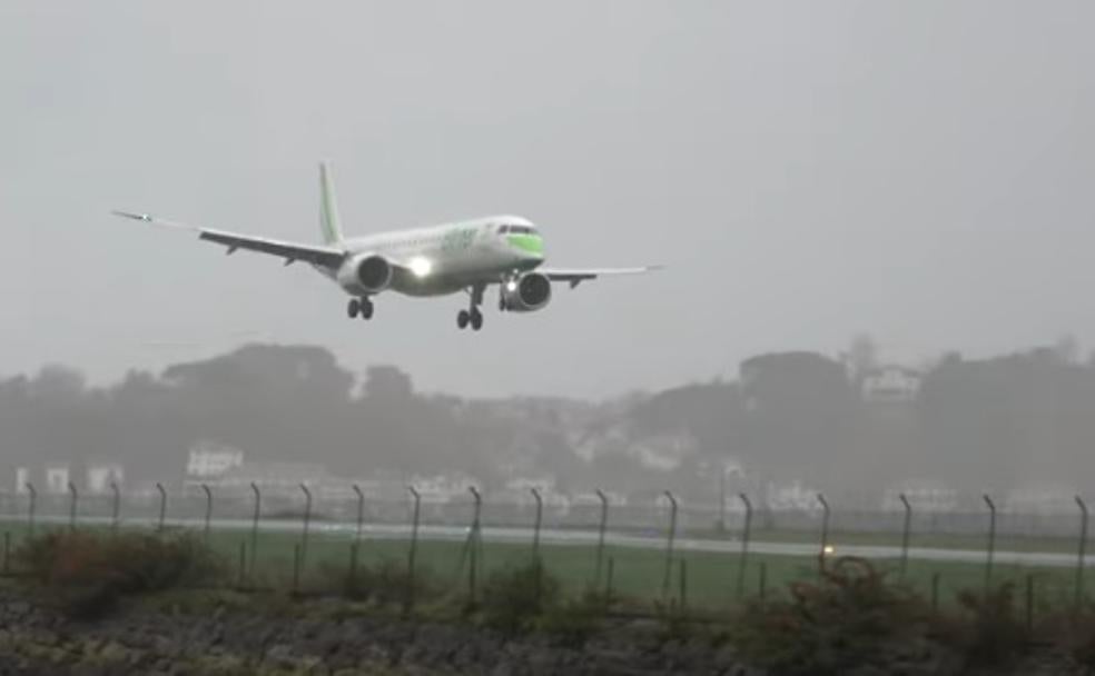 Frenada del avión procedente de Gran Canaria para aterrizar en Hondarribia