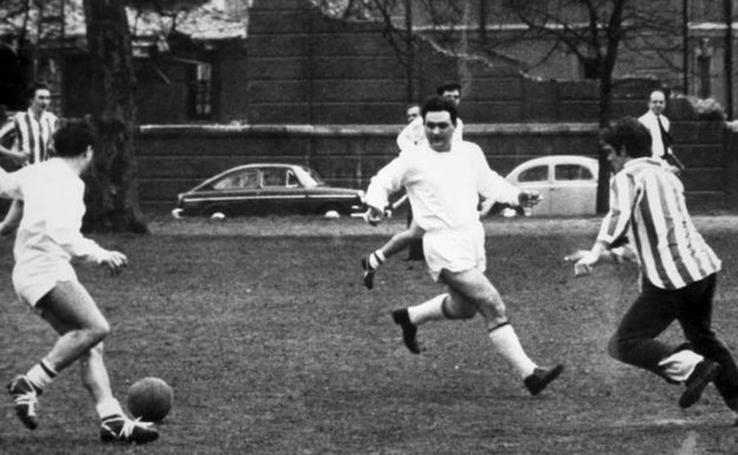 Luis Irizar  jugando a fútbol con sus compañeros del hotel Hilton en Hyde Park, en Londres, en un rato de esparcimiento.