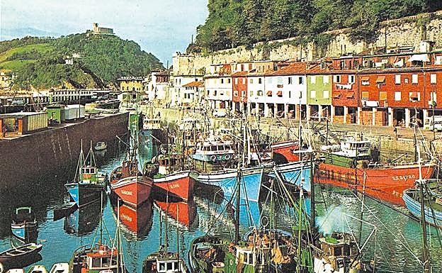 Dársena pesquera en una tarjeta postal editada en 1969. 