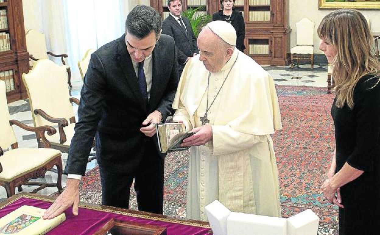 Pedro Sánchez y su esposa, Begoña Gómez, visitaron al Papa en octubre de 2020. / 
