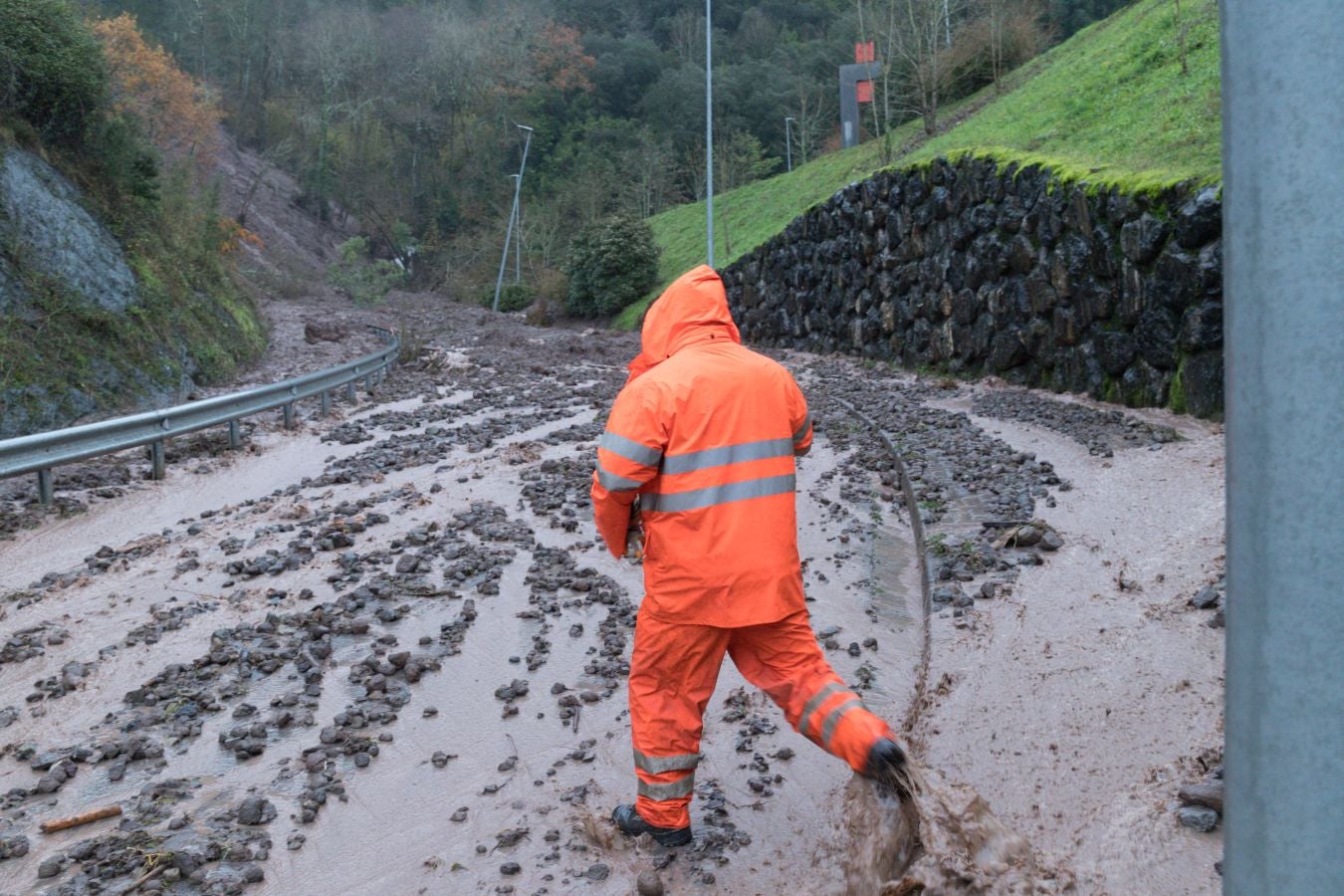 Fotos: Un desprendimiento deja incomunicado el polígono Azitain en Eibar