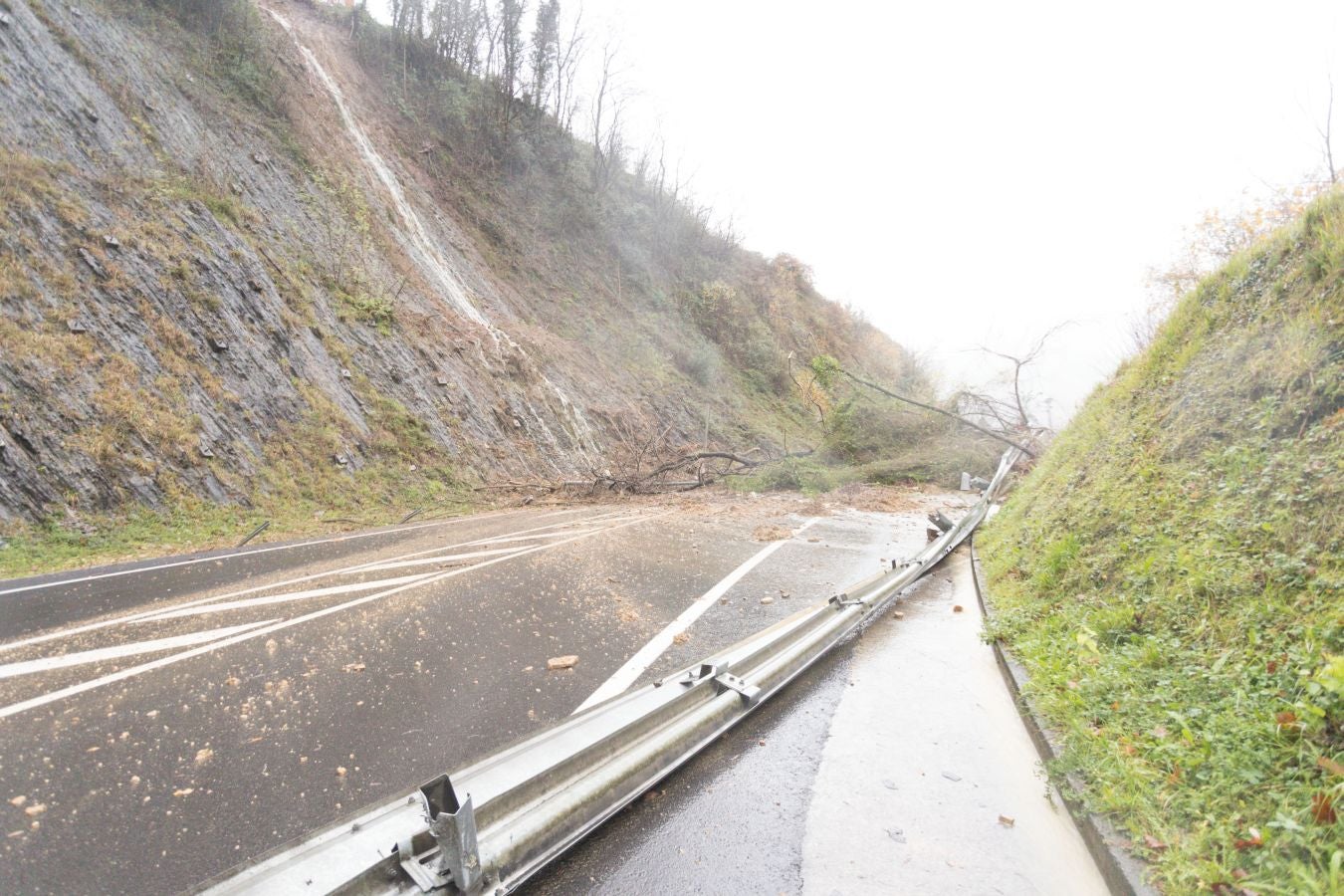 Fotos: Un desprendimiento deja incomunicado el polígono Azitain en Eibar