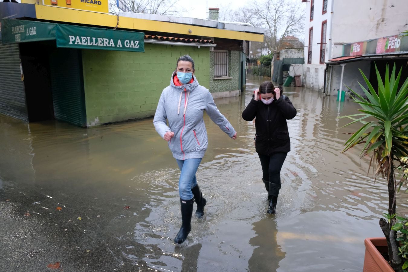 Fotos: Inundaciones en Behobia y otros puntos de Irun por el desbordamiento del Bidasoa