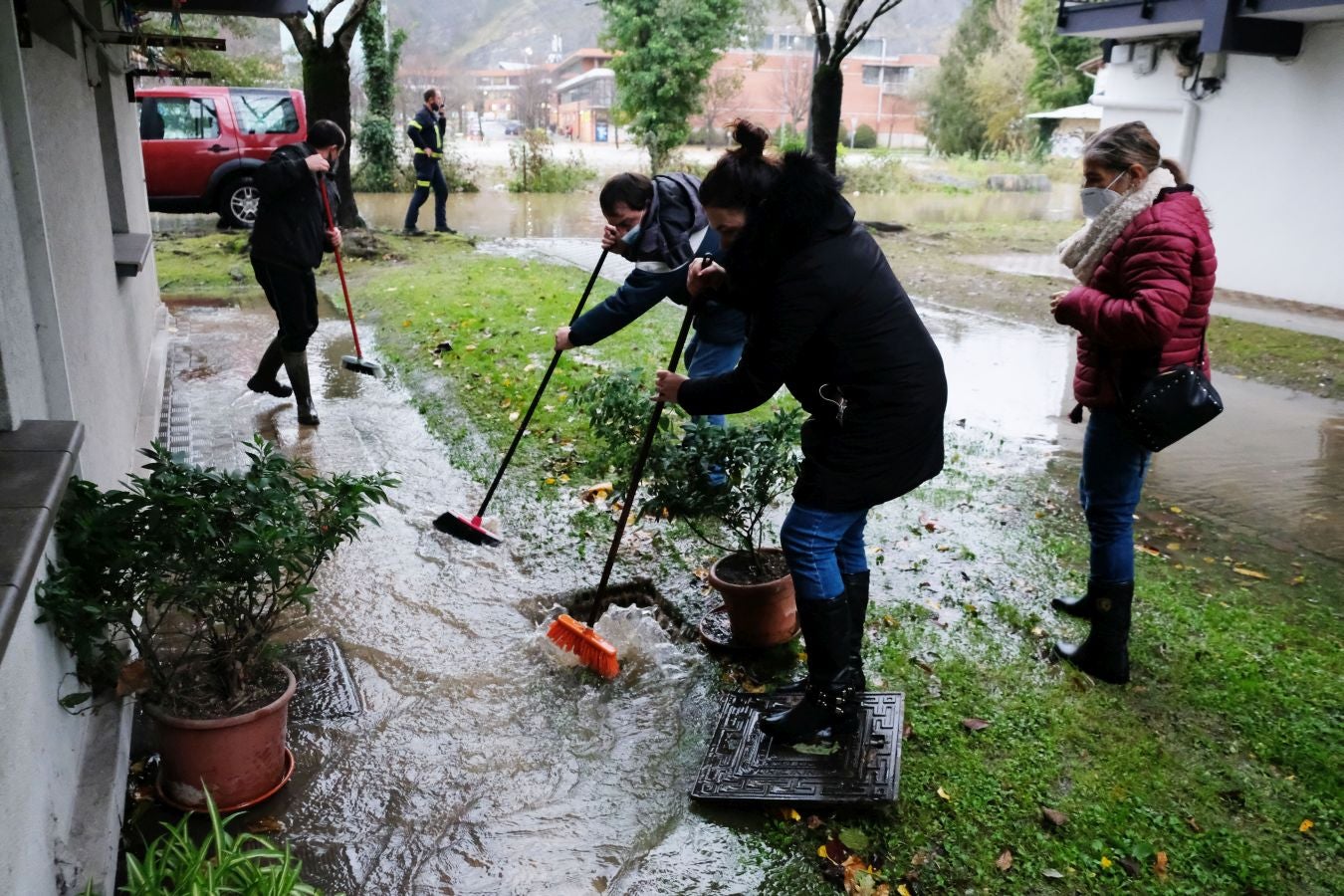 Fotos: Inundaciones en Behobia y otros puntos de Irun por el desbordamiento del Bidasoa