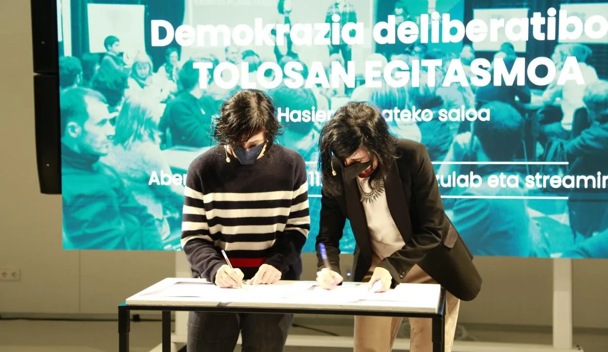 La alcaldesa, Olatz Peon, y la directora de Arantzazulab, Naiara Goia, durante la firma del acuerdo para desarrollar el proceso deliberativo. 