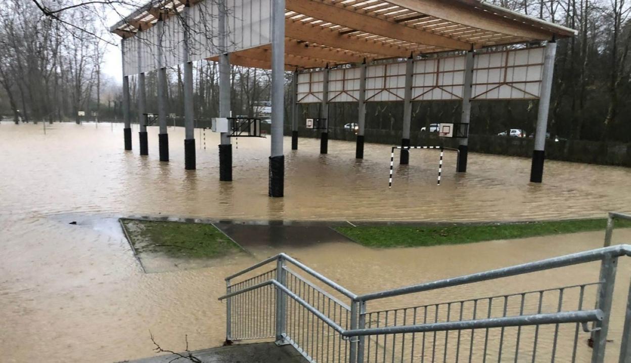 La zona deportiva de Txingudi Ikastola fue una de las afectadas por el desbordamiento de la regata de Jaizubia.