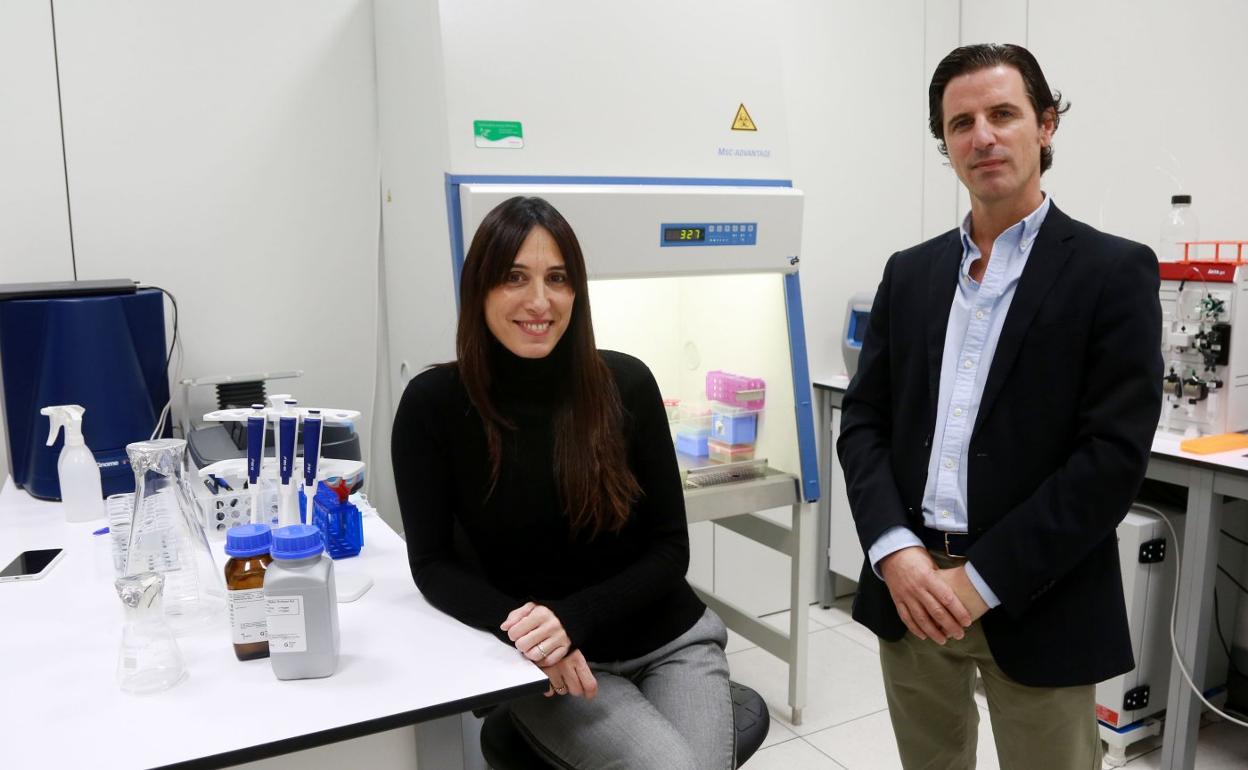 Mercedes Vila e Iñigo Charola en uno de los laboratorios de BioTech Foods, en el parque tecnológico de Miramón. 