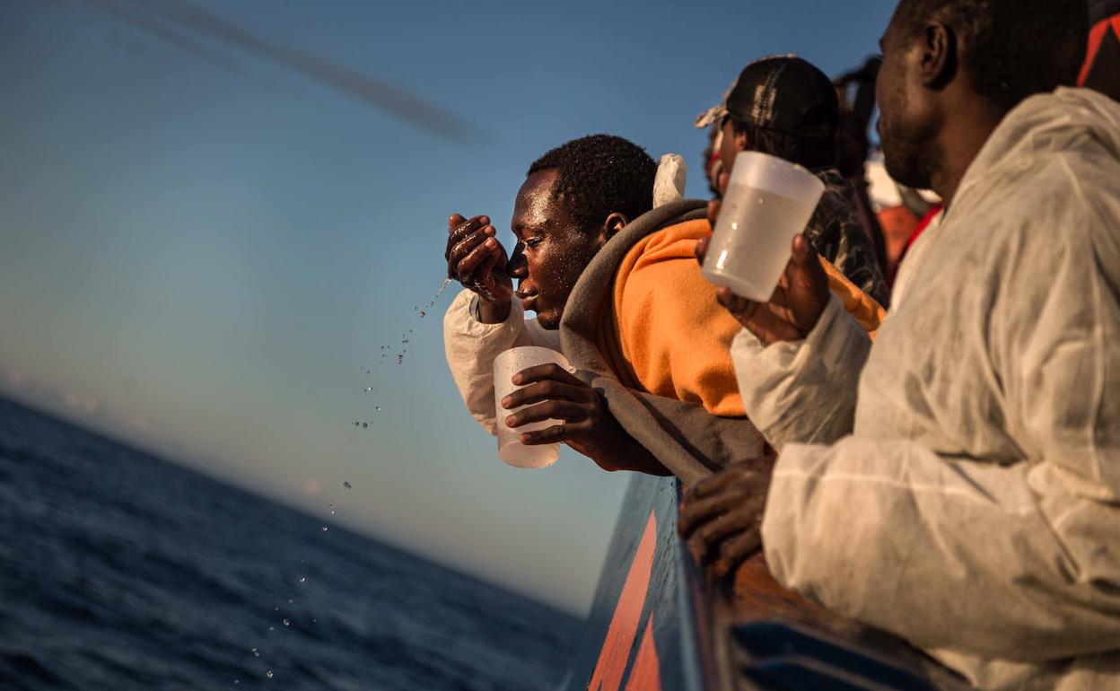 Dokumentaleko irudi bat. Dramatikoenei uko egin die zuzendariak. 
