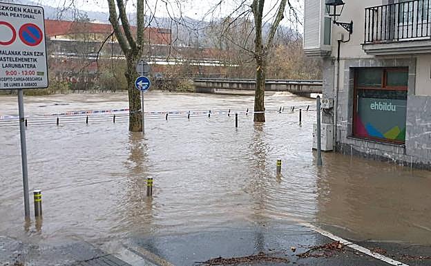 El río Oria, desbordado a la altura de Andoain