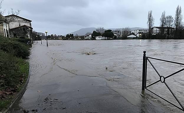 Gipuzkoa sufre la peor noche del temporal y persiste el riesgo de nuevas inundaciones a partir de las 19 horas 