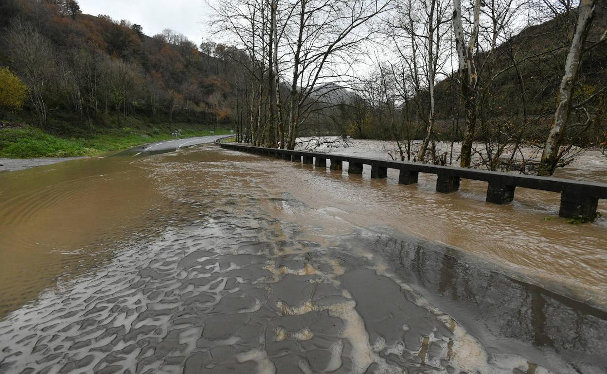 Imagen de un tramo de la carretera que da acceso a Mendaro, totalmente inundado.