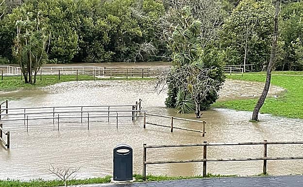 El parque fluivial de Txomin, en Donostia, desbordado. 